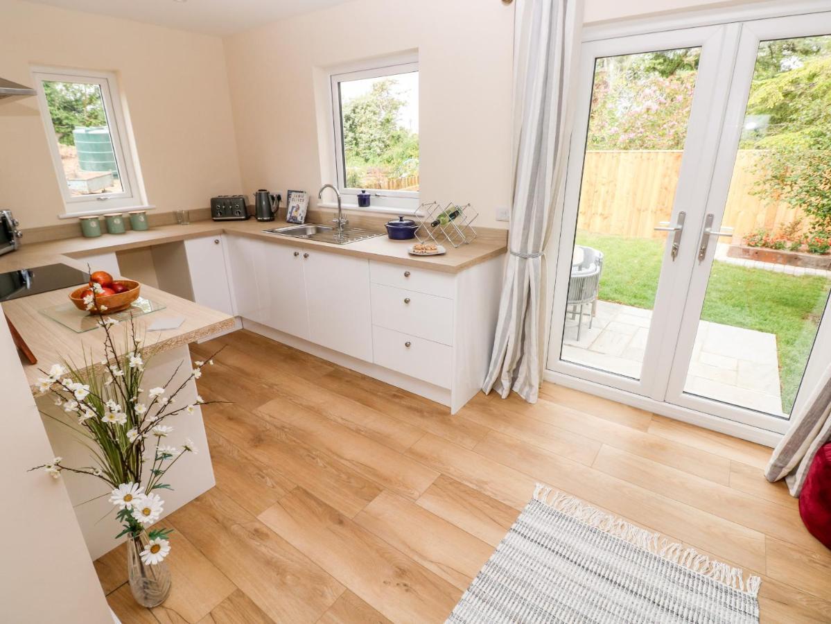 Ramsey Lodge Bier Wood Lodges Tenby Exteriör bild