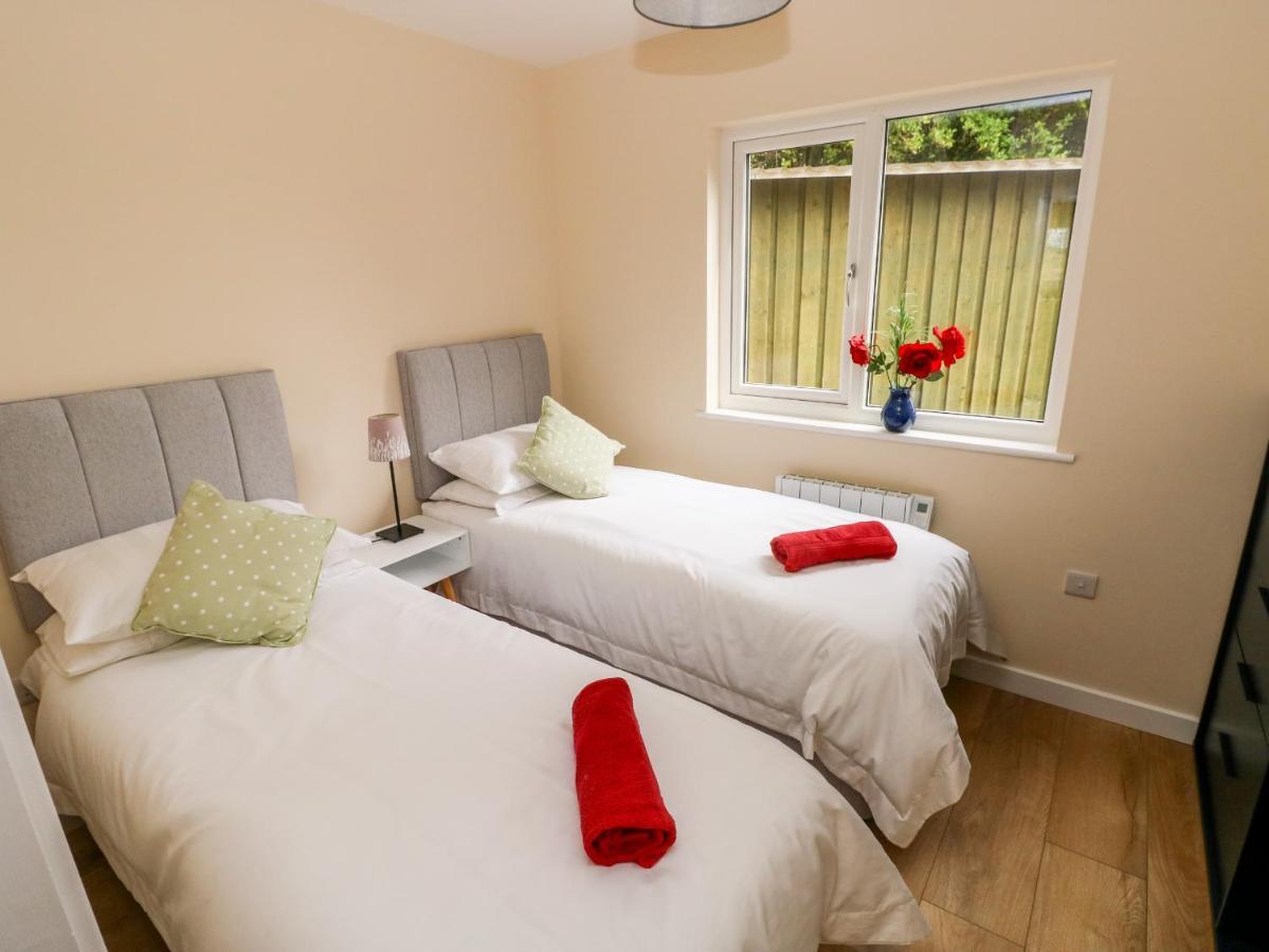 Ramsey Lodge Bier Wood Lodges Tenby Exteriör bild